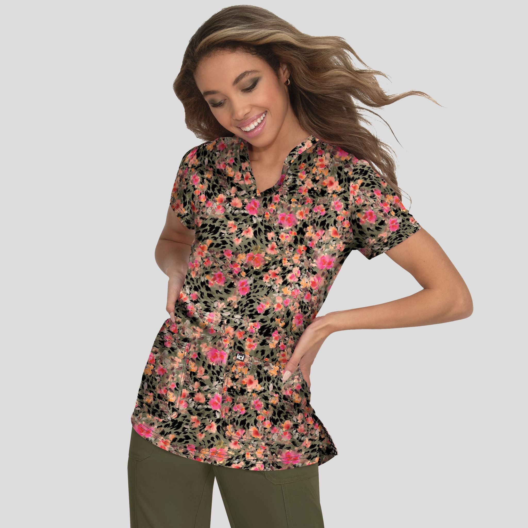 Women's 2-Pocket Print Scrub Top | Wildflower Mirage